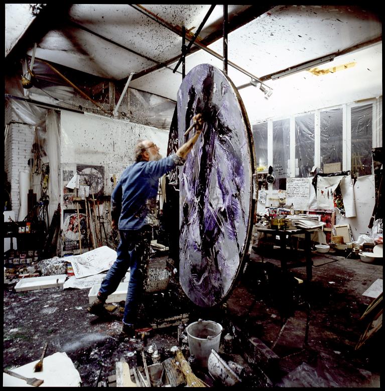 Emilio Vedova al lavoro ad un disco. Foto Aurelio Amendola