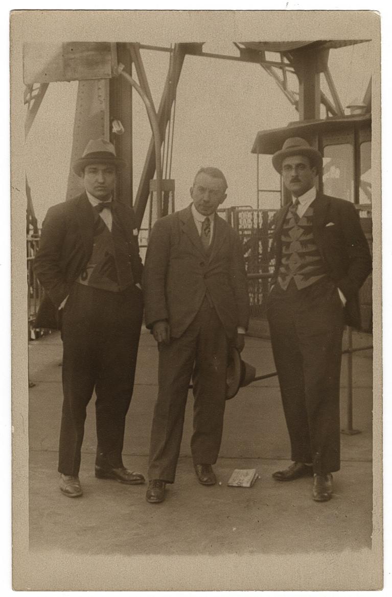 Giacomo Balla tra Fortunato Depero e Guglielmo Jannelli sulla Torre Eiffel, Parigi, maggio 1925