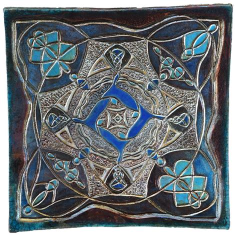 ARMONIE INTRECCIATE, 2024, ceramica Raku 29 x 29 cm - Il titolo richiama la raffinata complessità dell’opera, dove i dettagli decorativi si intrecciano in un equilibrio visivo perfetto, trasmettendo un senso di pace, bellezza e contemplazione.