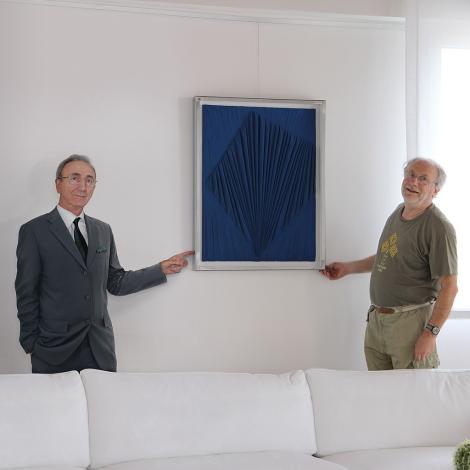 Agostino Bonalumi con una sua opera e Umberto Mariani