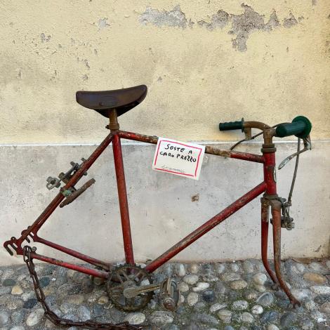 Soste a caro prezzo, 1989, installazione urbana  75 × 57 × 41 cm