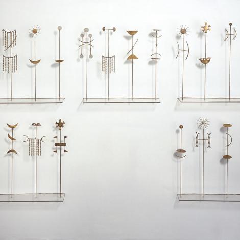 Fausto Melotti, Canone orientale, 1985, Ottone, legno, plexiglass. 101,5 x 46 x 25 cm.