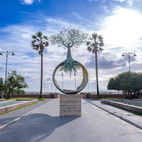 KI, 2024, bronzo, fusione a cera persa, fusione dinamica e patina a fuoco, h 700 cm, Pontile di Forte dei Marmi
