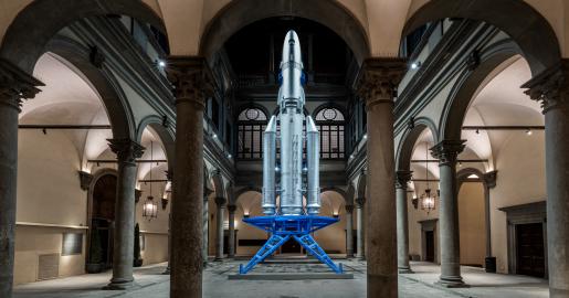 Il razzo di Goshka Macuga nel cortile di Palazzo Strozzi, Firenze