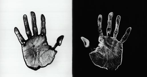 Ugo Mulas. Il laboratorio Una mano sviluppa l’altra fissa A Sir John Frederick William Herschel 1970 - 1972 © Eredi Ugo Mulas. Tutti i diritti riservati.