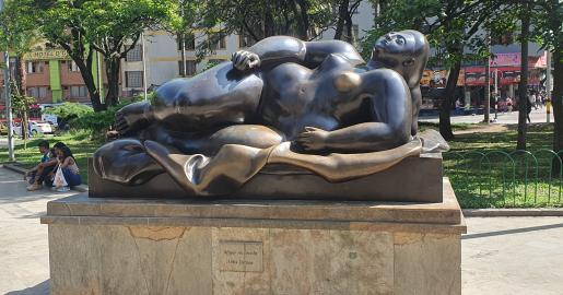 Donna distesa, bronzo