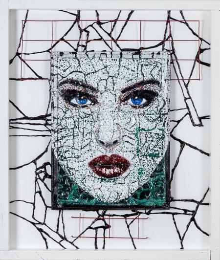 Dammi il la - armonia materica, 2024, plastica, filo metallico, legno, smalti e acrilico in tecnica mista, su composizione di plastonda bianca 57,2 x 67,3 cm