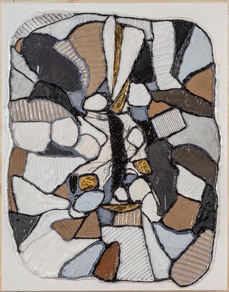 Serie  le Grottesche n.ro 5 bianco e nero, 2025, stoffe, tele, plastica, cartone, smalti e acrilico in tecnica mista su plastonda bianca 45,20 x 57,70 cm