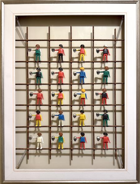 Siamo tutti Amleto…in Rete!, 2024, personaggi Playmobil con teschi/bottoni in metallo in rete da cantiere e cornice di scarto 60 x 80 cm