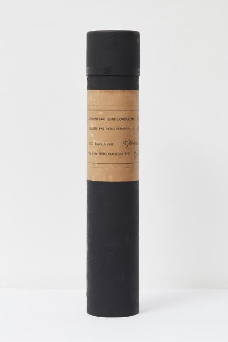 Linea m 15,81 settembre 1959, inchiostro su carta, tubo di cartone 31 × ø 5,5 cm