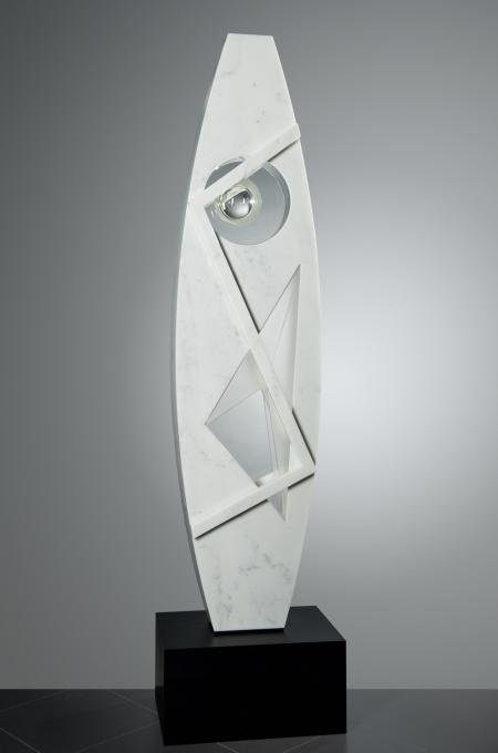 Equilibrio statico, 2018, cm, 232X60X40, vetro ottico e marmo bianco di Carrara