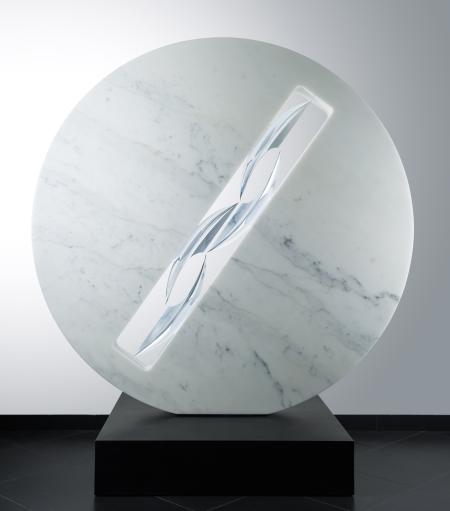 Universalità, 2018, cm 210X190X102, cristallo e marmo bianco di Carrara