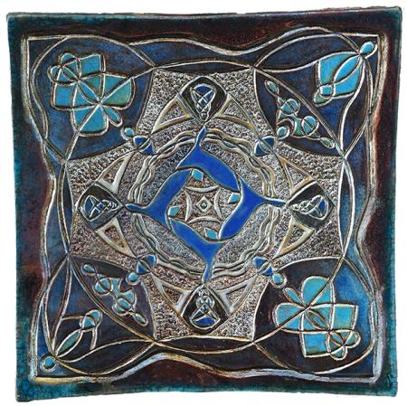 ARMONIE INTRECCIATE, 2024, ceramica Raku 29 x 29 cm - Il titolo richiama la raffinata complessità dell’opera, dove i dettagli decorativi si intrecciano in un equilibrio visivo perfetto, trasmettendo un senso di pace, bellezza e contemplazione.