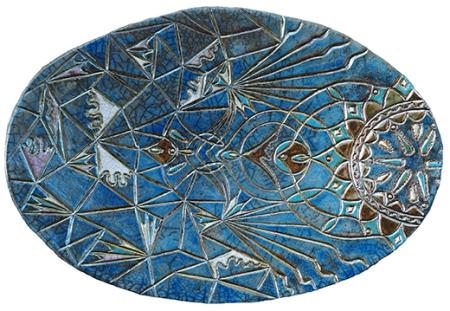 GEOMETRIE SOLARI, 2024, ceramica Raku 40 x 29 cm - La texture craquelé, tipica della tecnica Raku, aggiunge profondità e movimento, mentre i richiami al simbolismo solare evocano vitalità, energia e rigenerazione. Un’opera che celebra la luce e la potenza del simbolo solare in chiave contemporanea.