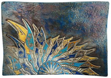 SOLE D’ORIENTE, 2024, ceramica Raku 39 x 28 cm - Grazie all'effetto craquelé e alle finiture metalliche, l’opera emana luce ed eleganza, rendendola perfetta per ambienti esclusivi o contesti di interior design. "Sole d’Oriente" incarna la fusione tra tradizione e modernità, trasmettendo calore, equilibrio e bellezza.