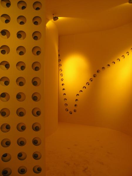 Intercamera plastica, 1966-1967, struttura portante di legno e fogli di legno dipinto di giallo curvati e fustellati, 540 x 435 x 320 cm