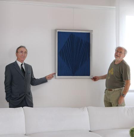 Agostino Bonalumi con una sua opera e Umberto Mariani