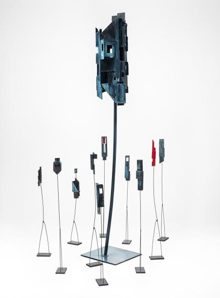 Costruzioni Aliene, 2024, scultura in ferro, ossidi, smalto e woodn h 200 cm, Biennale di Venezia
