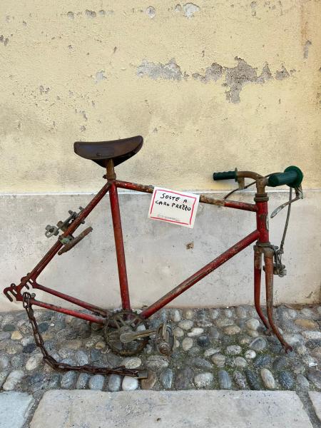 Soste a caro prezzo, 1989, installazione urbana  75 × 57 × 41 cm