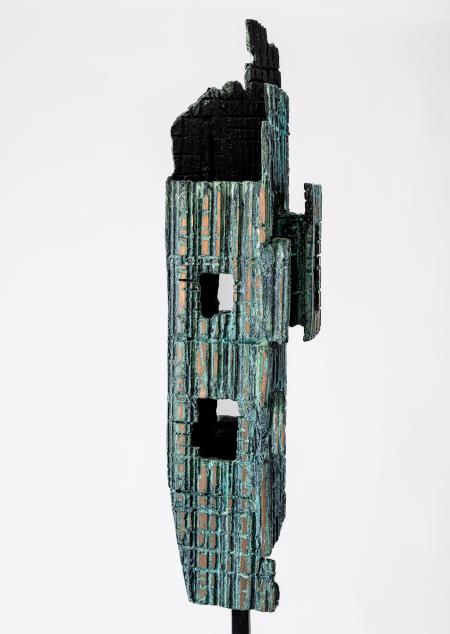 Evoluzioni Sospese 1, 2025, scultura in bronzo 24 x 24 x h 209 cm