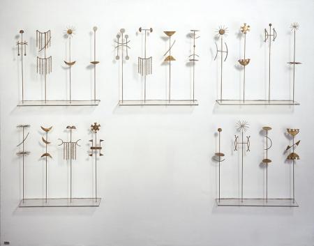Fausto Melotti, Canone orientale, 1985, Ottone, legno, plexiglass. 101,5 x 46 x 25 cm.