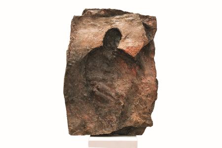 Figura che si inoltra, 1985, resina dipinta