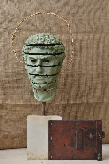 Incerto, 2020, scultura in bronzo a cera persa, tagli al plasma su base marmo con inserimento di antica serratura bolognese, 27x65x23 cm