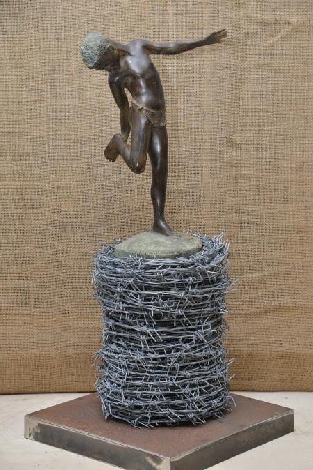 Non accettare caramelle dagli sconosciuti, 2019, scultura in bronzo a cera persa su matassa di filo spinato zincato posata su base Cor-Ten 21x65x30 cm