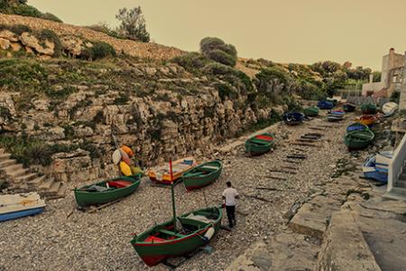 IL PESCATORE E LE BARCHE, 2022, fotografia digitale con stampa Fine Art 75 x 50 cm