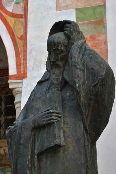 Il frate, cortile del santuario della Madonna del Sasso, Orselina, Ticino, Svizzera