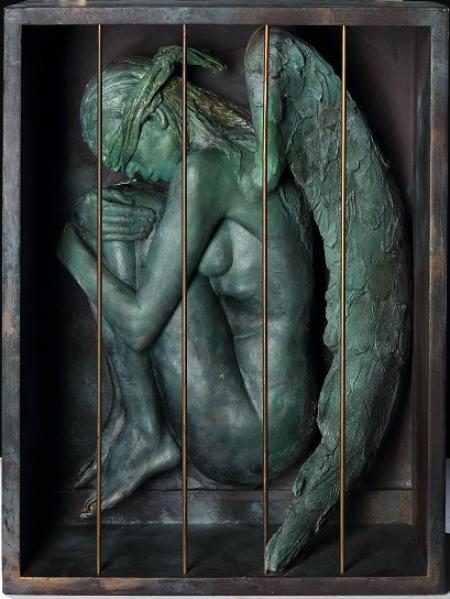 L'Ego imprigiona l'angelo, bronzo, 2021, cm 50x39x17,5