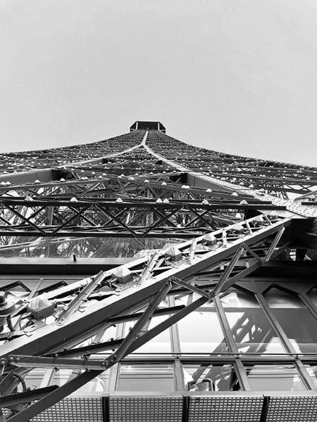 LUMINOSITÀ TORRE EIFFEL, Parigi, 2025, 100x140 cm