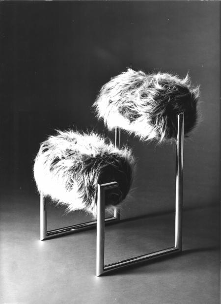 Due più, 1971, tubolare cromato e pelo di mongolia nero, 48x48x69 cm