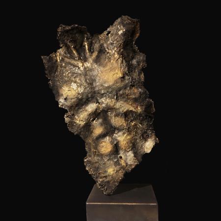 Quel che resta, 2018, cemento, terre e ossidi di bronzo su ferro, cm 65x44x27