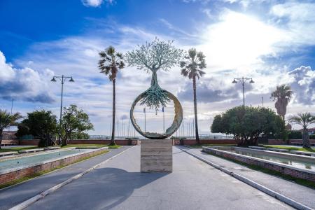 KI, 2024, bronzo, fusione a cera persa, fusione dinamica e patina a fuoco, h 700 cm, Pontile di Forte dei Marmi