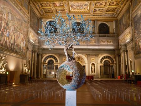 Energia della Vita, 2023, creata in collaborazione con Martin Katz, bronzo, oro bianco 18 carati, zaffiri blu, tormaline paraiba, granati Tsavorite e diamanti bianchi, fusione a cera persa, fusione dinamica, patina a fuoco ed incassatura, h 150 cm, Salone dei Cinquecento, Palazzo Vecchio, Firenze