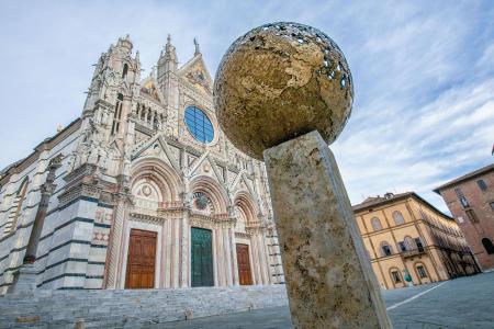 Immagina un Mondo Nuovo, 2019, bronzo, fusione dinamica e patina a fuoco, diametro 180 cm, Piazza Duomo, Siena