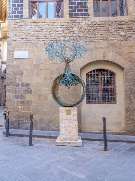 Albero della Pace, 2021, bronzo, fusione a cera persa, fusione dinamica e patina a fuoco, h 440 cm, Via dei Georgofili, Firenze