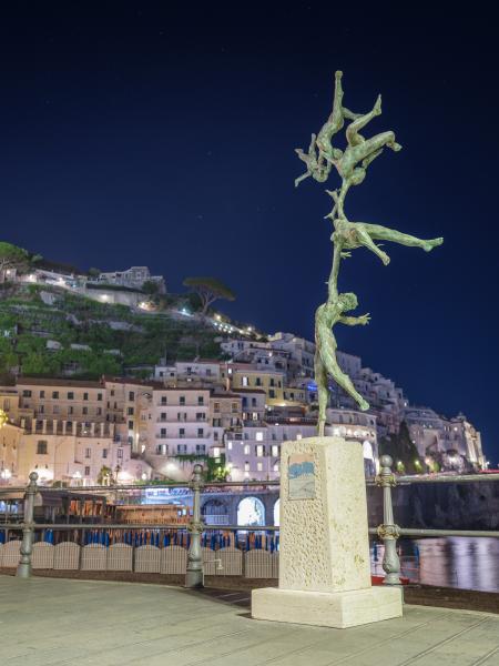 Famiglia in Volo, 2014, bronzo, fusione a cera persa e patina a fuoco, h 330 cm, Lungomare dei Cavalieri, Amalfi