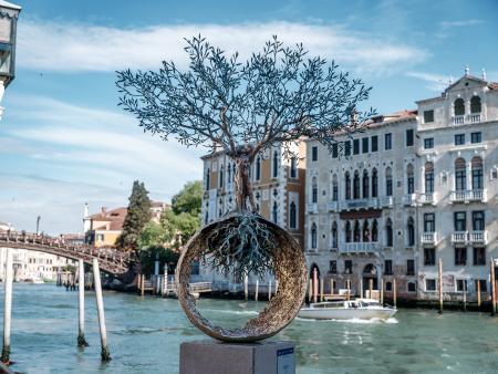 Genesys, 2023, bronzo, fusione a cera persa, fusione dinamica e patina a fuoco, h 220 cm, Campo San Vio, Venezia