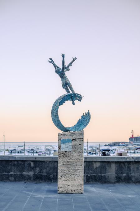Lĕvĭtās, 2024, bronzo, fusione a cera persa, fusione dinamica e patina a fuoco, h 200 cm, Lungomare dei Cavalieri, Amalfi