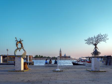 Srngar, Energia e Le Radici della Rinascita, 2022, bronzo, fusione a cera persa, fusione dinamica e patina a fuoco, h 210 cm - h 2 cm - h 270 cm, Riva Ca’ di Dio, Venezia