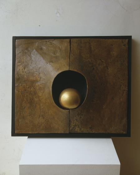 Senza titolo, 1968, terracotta con sfera dorata, 56x67x18 cm