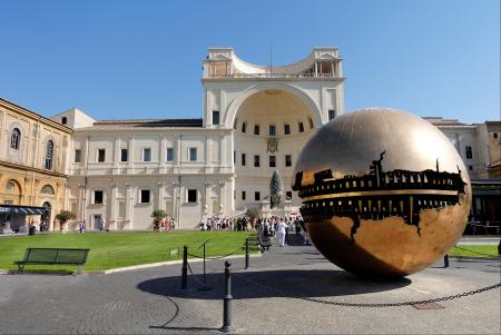 Sfera, Cortile della Pigna