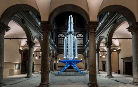 Il razzo di Goshka Macuga nel cortile di Palazzo Strozzi, Firenze