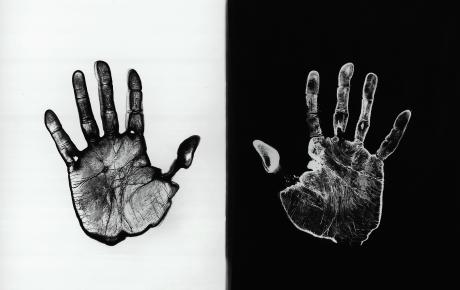 Ugo Mulas. Il laboratorio Una mano sviluppa l’altra fissa A Sir John Frederick William Herschel 1970 - 1972 © Eredi Ugo Mulas. Tutti i diritti riservati.