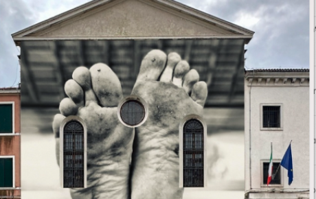 Maurizio Cattela artista Biennale venezia 2024