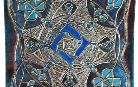 ARMONIE INTRECCIATE, 2024, ceramica Raku 29 x 29 cm - Il titolo richiama la raffinata complessità dell’opera, dove i dettagli decorativi si intrecciano in un equilibrio visivo perfetto, trasmettendo un senso di pace, bellezza e contemplazione.