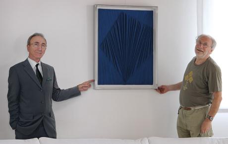 Agostino Bonalumi con una sua opera e Umberto Mariani