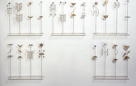 Fausto Melotti, Canone orientale, 1985, Ottone, legno, plexiglass. 101,5 x 46 x 25 cm.